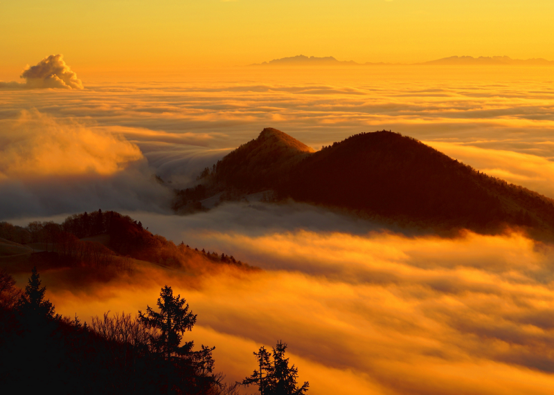 Berge im Wolkenmeer